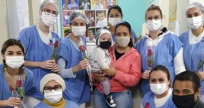 Lorenzo com a equipe médica que cuidou dele no hospital. (Foto: Reprodução / TNOline)