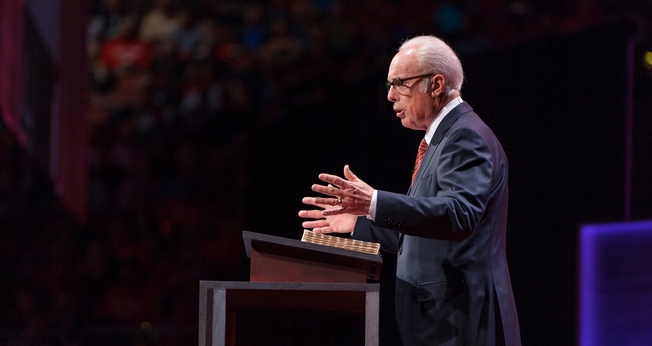 Pastor John MacArthur no púlpito de sua igreja na Califórnia. (Foto: Grace Community Church)