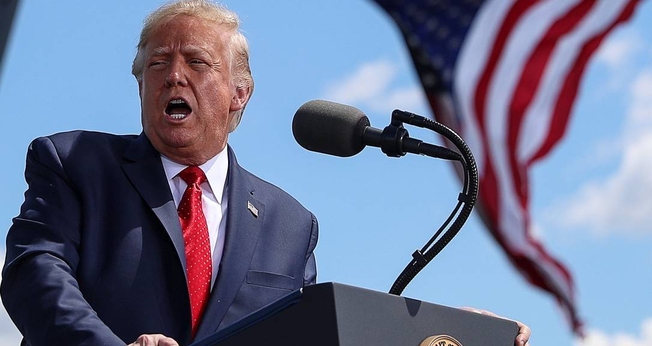 Donald Trump faz discurso de campanha no aeroporto de Mankato, no estado de Minnesota. (Foto: Tom Brenner / Reuters)