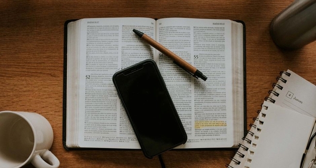 Bíblia impressa e em formato digital. (Foto: Nicolas Lobos / Unsplash)