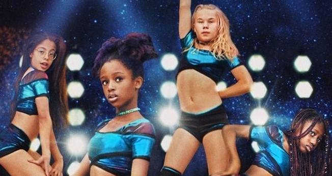 O cartaz de divulgação do filme gerou grande polêmica por sugerir a sexualização de crianças de 11 anos. (Imagem: Netflix)