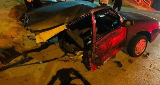 Carro ficou partido ao meio em colisão em Itatiba. (Foto: Reprodução / G1)