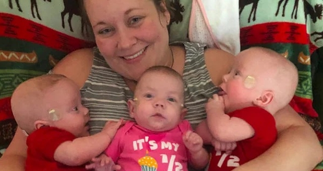 Kaylie DeShane e seus trigêmeos após vencerem todas as adversidades no nascimento prematuro. (Foto: Reprodução / God Updates)