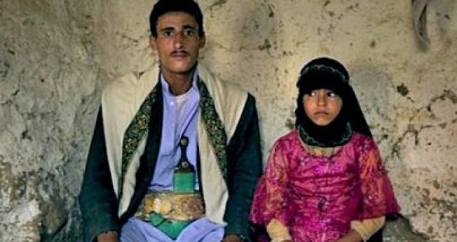 Menina ao lado do seu marido, na Indonésia. (Foto: Reprodução / Asia News)