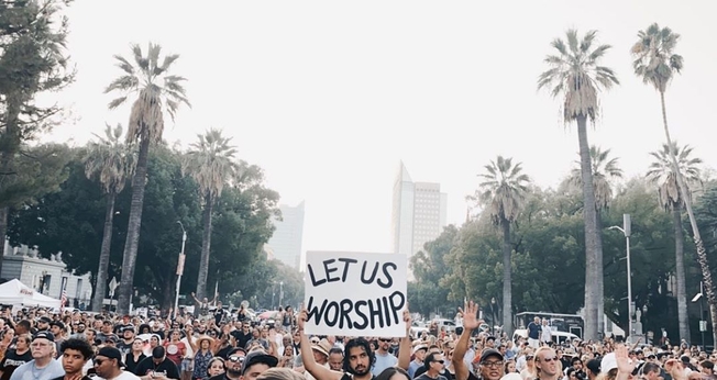 Milhares de cristãos cantam em frente ao Capitólio da Califórnia. (Foto: Reprodução / Instagram)