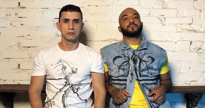 DJ Roger Vale (esquerda) e Saulo de Tarso (direita) gravaram juntos o clipe de "Cansei". (Foto: Bruno Rocha)