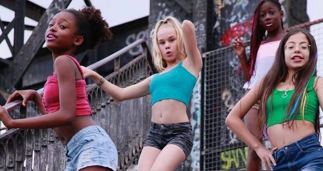 Cena de 'Lindinhas', exibido pela Netflix, mostra cenas de meninas que executam rotinas de dança hiper-sexualizada. (Foto: Reprodução)