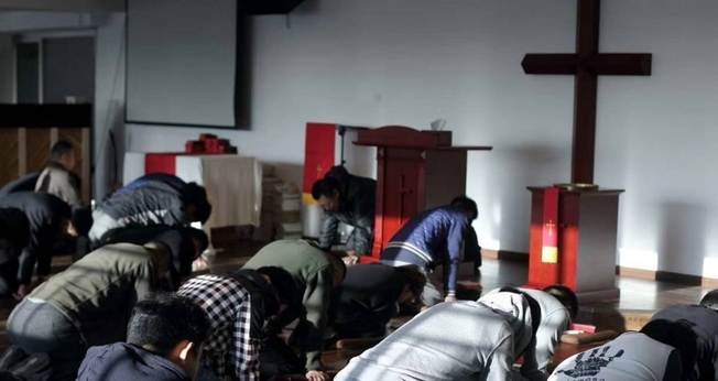 Cristãos em culto na Early Rain Convenant Church em Chengdu. (Foto: Reprodução / Facebook)