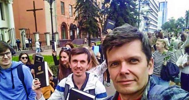 Cristãos em Minsk, capital da Bielorrússia, fazem protestos pacíficos com Bíblias nas mãos. (Foto: Reprodução / Christian Chronicle)