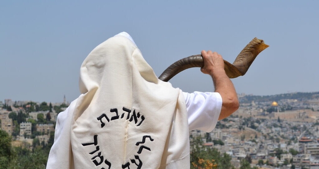 Morador de Jerusalém toca o shofar para celebrar o Rosh Hashaná 2020. (Foto: Moshe Silver)