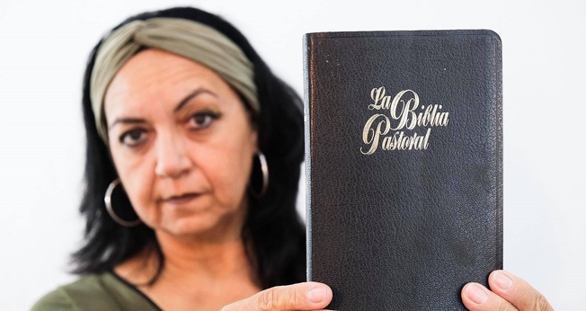 “Motivo os cristãos a postar em suas redes sociais uma foto sua com sua Bíblia, e usar hashtag #yocreoenlabiblia”, escreveu a Pra. Álida Leon em seu Facebook. (Foto: Reprodução / Facebook)
