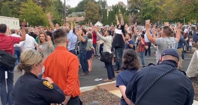 Três pessoas foram presas em Idaho por não usarem máscaras em um evento ao ar livre organizado pela igreja. (Foto: Reprodução / Facebook)