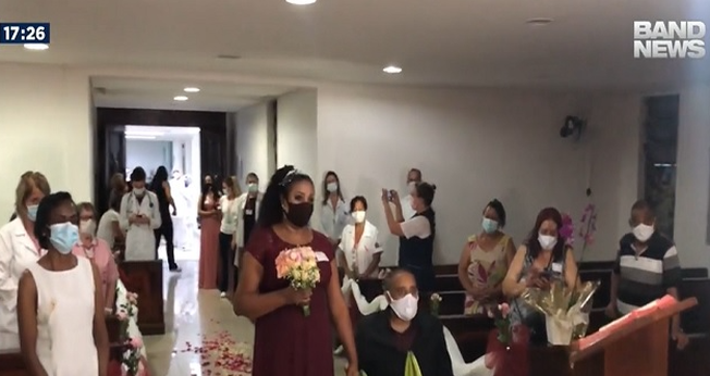 O casal Edson e Kátia durante a cerimônia de casamento realizada em hospital de SP. (Foto: Reprodução / Band)