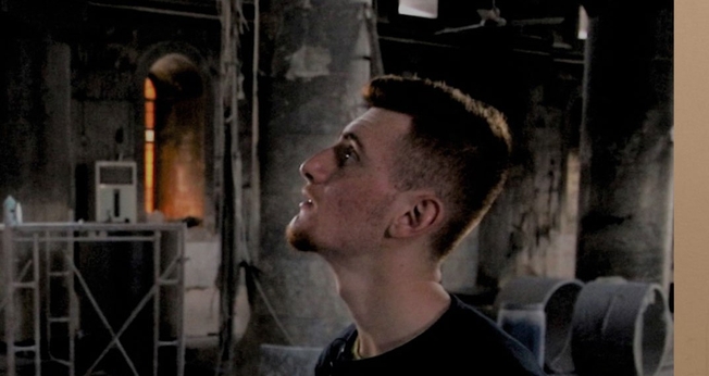 Cristão em meio à destruição de igreja no Iraque. (Foto: Reprodução / Portas Abertas)