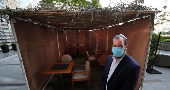 Rabino Levi Duchman, em frente a uma sucá montada no restaurante kosher KAF no Armani Hotel em Dubai, Emirados Árabes Unidos, em 5 de outubro de 2020. (AP / Kamran Jebreili)