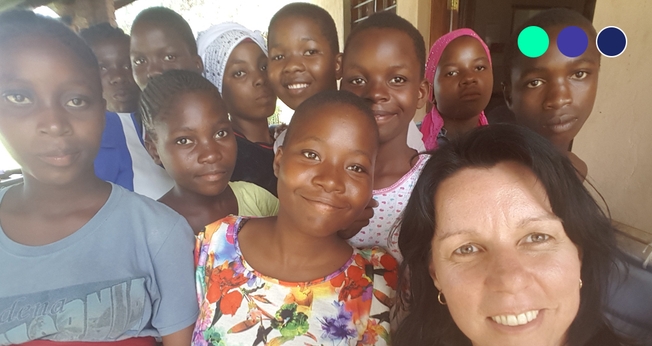 Melanie ao lado das crianças do Malawi, onde vive há 10 anos. (Foto: Reprodução / Eternity)