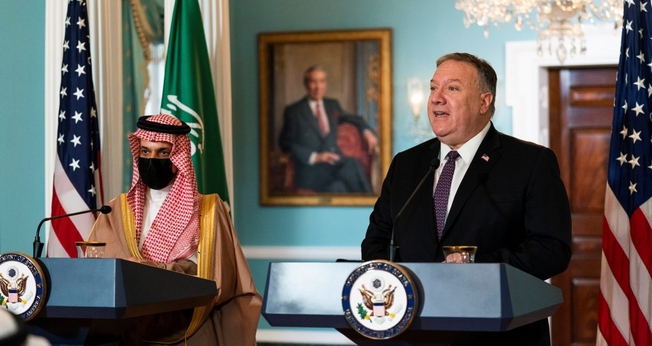 O ministro das Relações Exteriores da Arábia Saudita, Príncipe Faisal bin Farhan Al Saud, ouve o secretário de Estado dos EUA, Mike Pompeo, durante reunião no Departamento de Estado, em Washington, na quarta-feira (14). (Foto: Reuters)