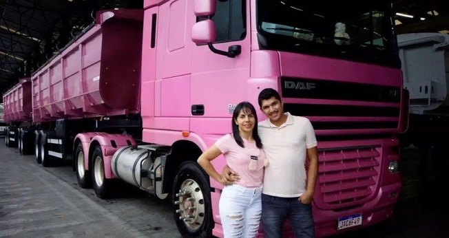 Por amor, casal Márcia e Juliano rodam o Brasil com o caminhão rosa. (Foto: Reprodução / Campo Grande News)