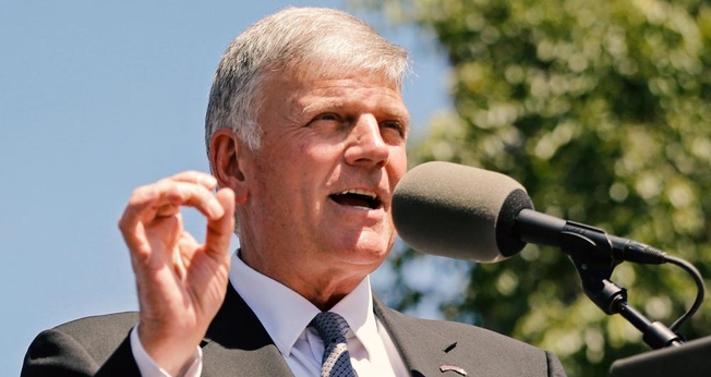 Filho do falecido evangelista Billy Graham, o pastor Franklin Graham atualmente preside a Associação Evangelística fundada por seu pai e também a organização missionária Samaritan's Purse. (Foto: BGEA)