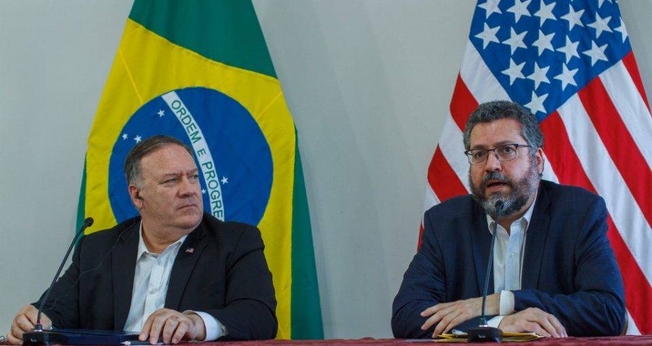 O secretário de Estado dos EUA, Mike Pompeo, e o chanceler do Brasil Ernesto Araújo. (Foto: Bruno Mancinelli/AFP)