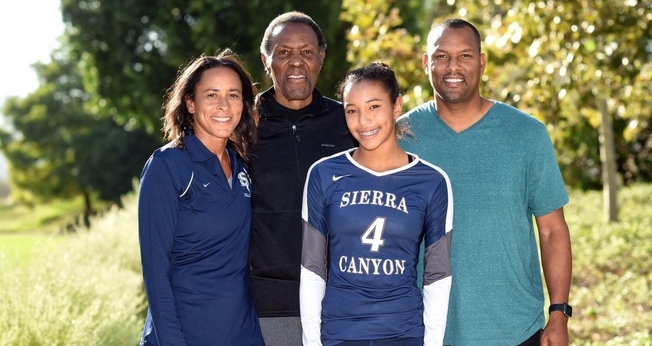 Jenny [primeira à esq.], ao lado da filha, Jaylen Jordan, jogadora de vôlei do Sierra Canyon, do pai Rafer Johnson e do marido, Kevin Jordan. (Foto: Hans Gutknecht, Los Angeles Daily News / SCNG)