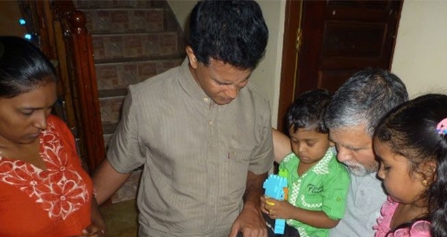 Pastor ora com cristãos no Sri Lanka. (Foto: Reprodução / Barnabas Fund)