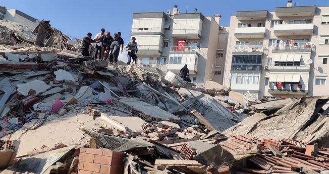 O terremoto sacudiu Izmir, na costa do Mar Egeu da Turquia. (Foto: Agência Mehmet Emin Menguarslan / Anadolu via Getty)