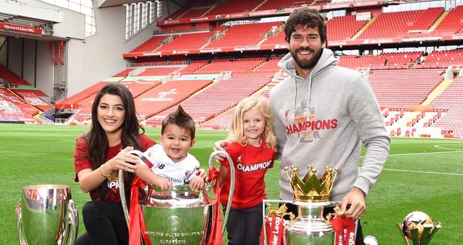 Natália e Alisson Becker junto com os filhos, celebrando vitória do Liverpool na Champions League. (Foto: Instagram/Natália Becker)