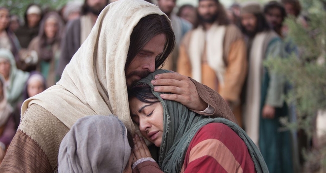 Cena de Jesus consolando Maria e Marta após a morte de Lázaro. (Foto: LDS Church)