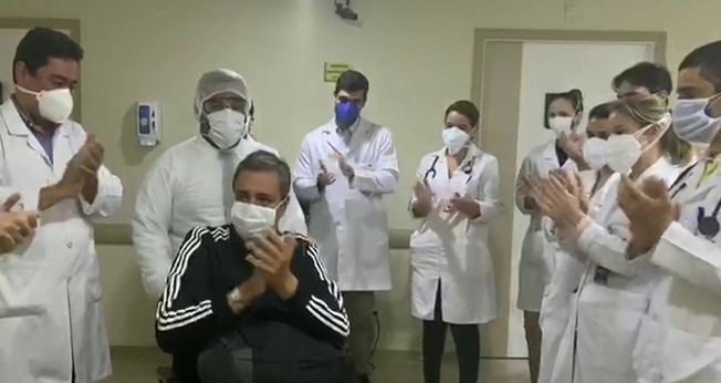 Homem deixa hospital após internação por Covid-19. (Foto: Reprodução / G1)