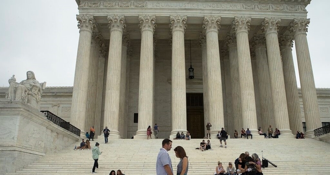 Pessoas oram em frente Suprema Corte dos EUA em Washington, 26 de setembro de 2020. (Foto: CNS / Tyler Orsburn)