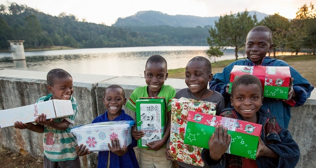 Crianças do Malawi (África) recebem caixas da Operação Natal Criança, promovida anualmente pela organização cristã Bolsa do Samaritano, junto a seus parceiros. (Foto: ExploreClarion)