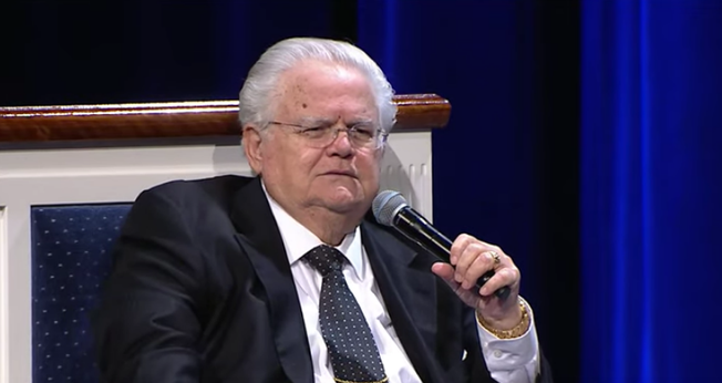 O Pr. John Hagee durante culto transmitido ao vivo pela Igreja Cornerstone, em 15 de novembro. (Foto: Reprodução / YouTube)