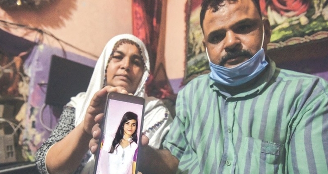 Os pais de Arzoo Raja tiveram a guarda sobre a menina negada pela Justiça do Paquistão, após a adolescente ter sido sequestrada e forçada a um casamento islâmico. (Foto: DAWN)