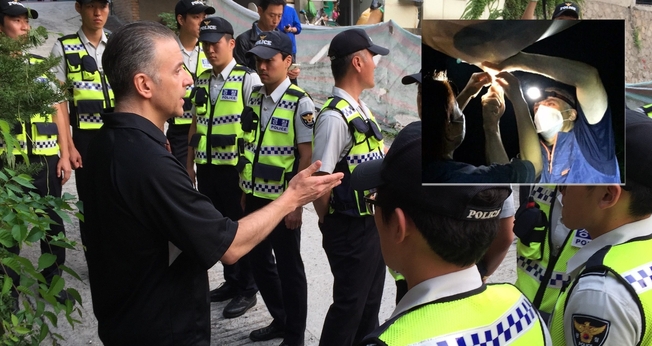 O Pr. Eric Foley conversa com policiais sul-coreanos; em destaque balões sento soltos. (Foto: Voice of the Martyrs Korea)