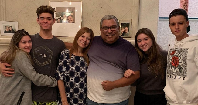 O pastor Lécio Dornas visitou Rose Miriam e as filhas, Marina e Sofia, com seus namorados. (Foto: Reprodução/Instagram/rosemiriamoficial)