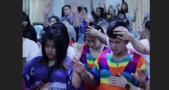 Tailandeses recebem oração em culto evangélico. (Foto: Reprodução / Multiply)