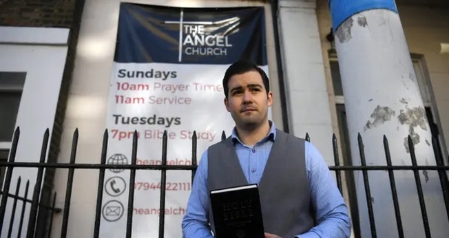O pastor Regan King do lado de fora da igreja Angel, no norte de Londres. (Foto: Neil Hall / EPA)