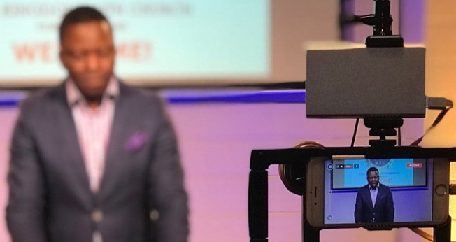 O pastor Daniel Mateola estava transmitindo um culto online quando policiais chegaram ao local. (Foto: Kingdom Faith Church USA & UK)