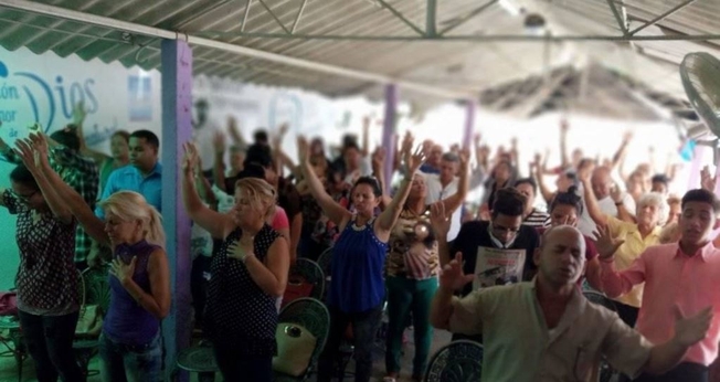Cristãos durante culto em Cuba. (Foto: Reprodução / Radio Televisión Martí)