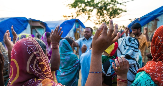 Imagem ilustrativa de cristãos em reunião de oração na Índia. (Foto: Mission India)