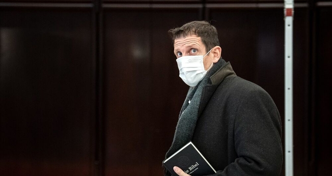 Pastor Olaf Latzel entra em tribunal da Alemanha com uma Bíblia nas mãos. (Foto: Sina Schuldt/DPA