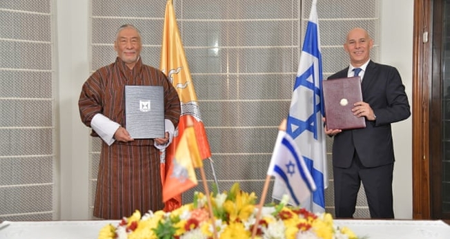 Embaixadores de Israel e do Butão em cerimônia de assinatura na Índia. (Foto: Embaixada de Israel em Nova Delhi via Reuters)