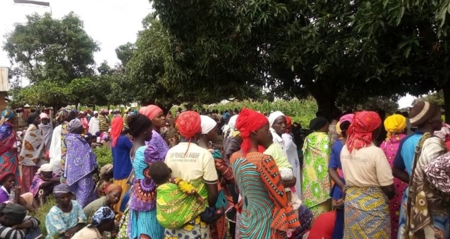 Cristãos em enterro do reverendo Alubara Audu, morto por jihadistas, no estado de Kaduna. (Foto: Reprodução / Emeka Umeagbalasi)