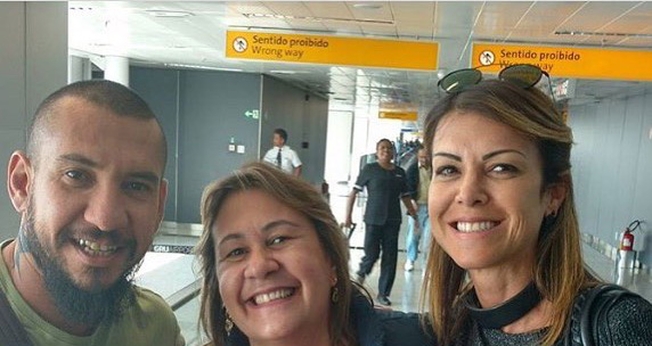 Rodolfo Abrantes e sua esposa, Alexandra, tiveram um reencontro com a irmã Neide em 2016. (Foto: Instagram/Lucineide Souza)