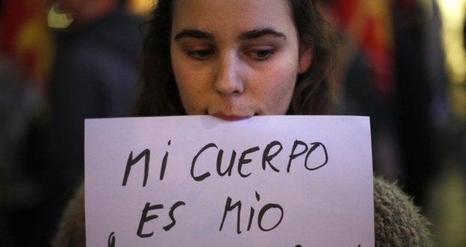 Em um recente protesto pró-escolha em Málaga, essa mulher segurava uma placa que dizia "Meu corpo é meu. Eu decido!" (Foto: reprodução / Reuters)