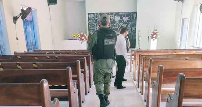 Polícia investiga interior do templo de uma igreja Adventista, no Piauí, após o local ter sido invadido por bandidos e ter seu sistema de som roubado. (Foto: Jornal da Parnaíba)