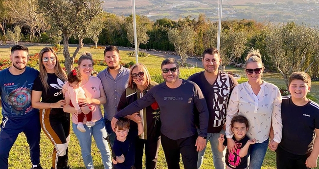 Pastor Joel Engel ao lado da esposa, filhos, netos, noras e genro. (Foto: Ministério Engel)