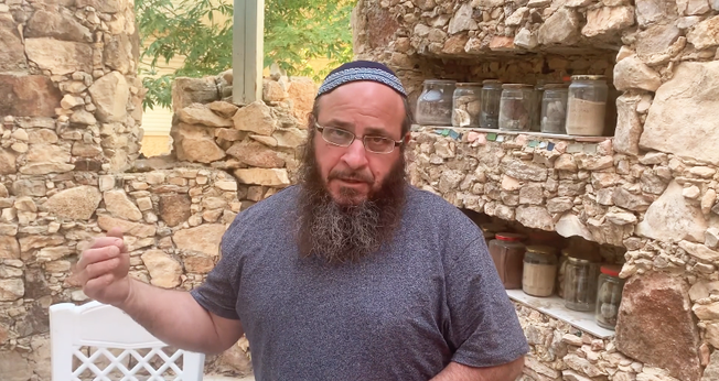 Yoni Tzadok dirige uma escola que prepara sacerdotes para o Terceiro Templo. (Foto: YouTube/Israel365News)