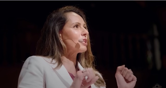 Ana Paula Henkel compartilhou seu relato sobre o momento em que desistiu de abortar seu filho, cerca de 20 anos atrás. (Imagem: YouTube / Brasil Paralelo / Reprodução)